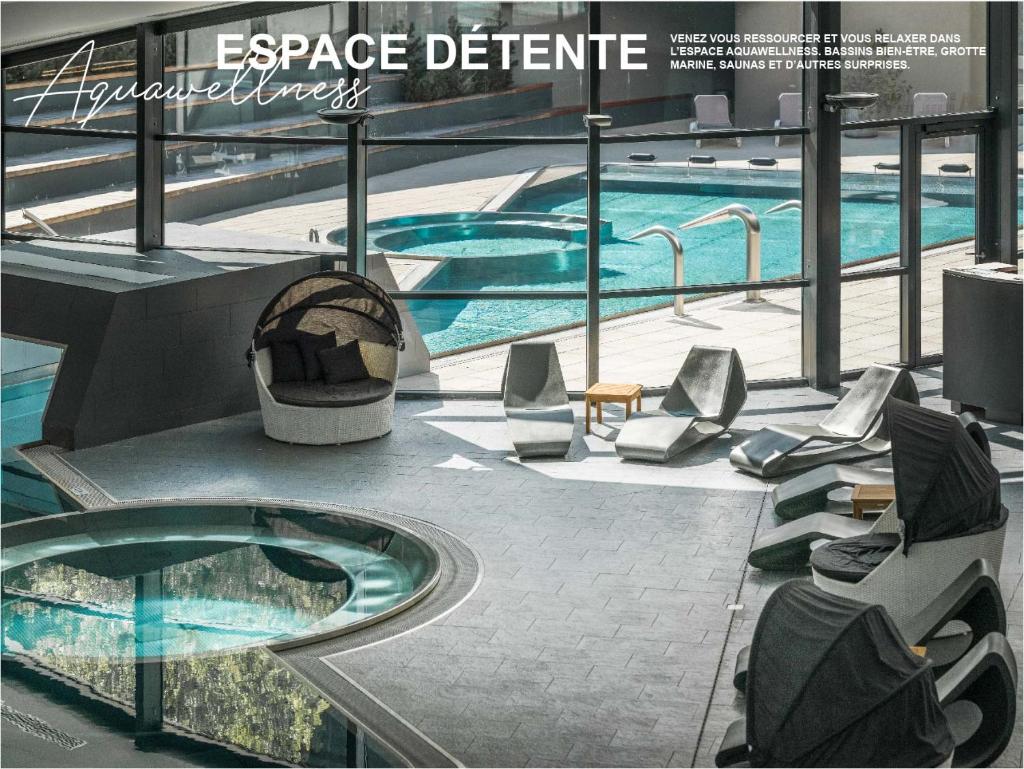 une couverture magazine d'une piscine dans un bâtiment dans l'établissement Ecrin Blanc Resort Courchevel - Aquapark, à Courchevel