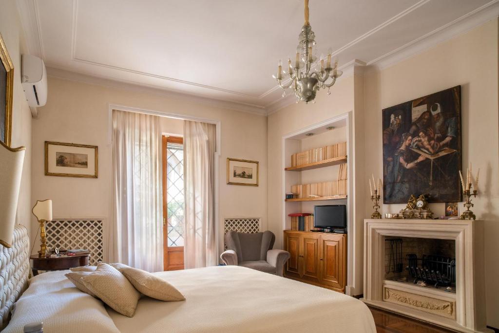 une chambre avec un lit et une cheminée dans l'établissement Palazzo P D'ajmo - Dimora Storica, à Lecce