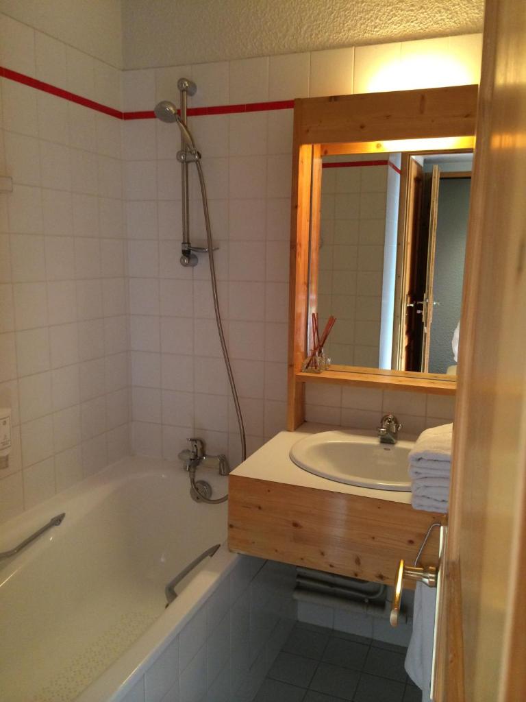 une salle de bain avec une baignoire et un lavabo dans l'établissement Le Floralp, à Combloux 37 autres photos