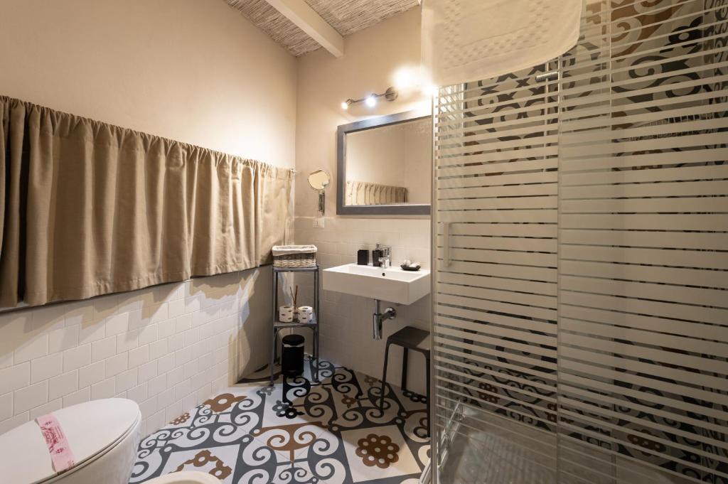 une salle de bain avec toilettes, lavabo et miroir dans l'établissement Locanda Antica Osteria Saracena del Bergallo, à Borgio Verezzi 96 autres photos