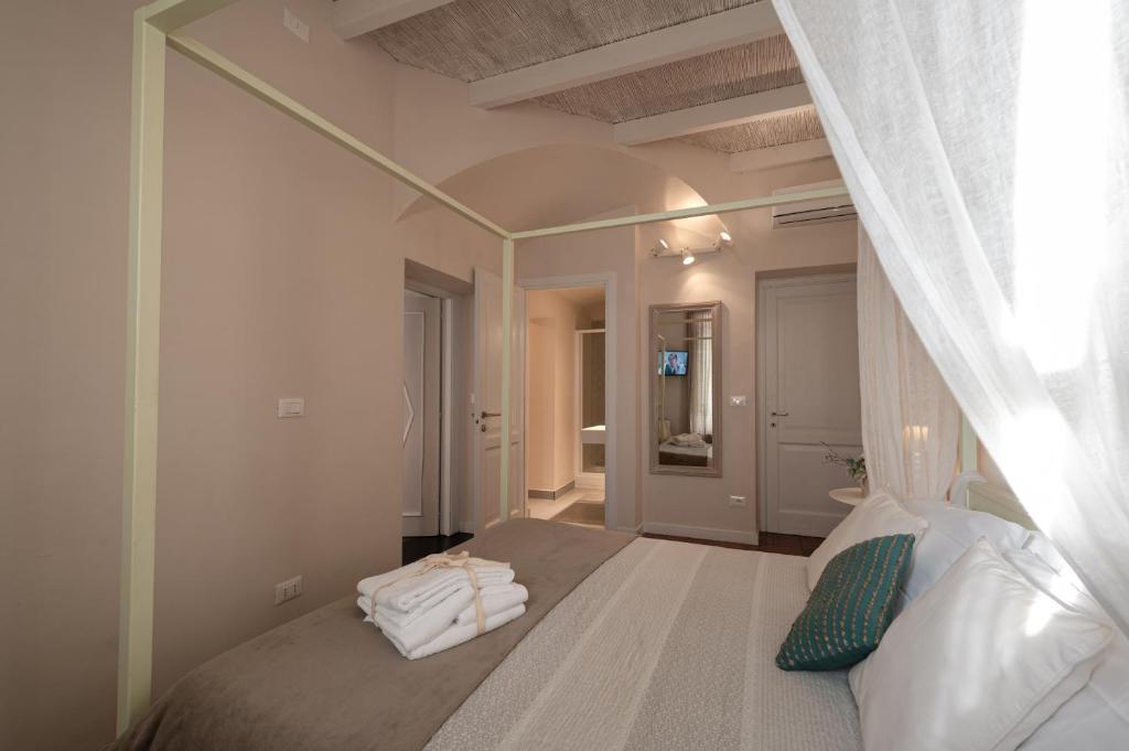 une chambre avec un lit avec des serviettes dessus dans l'établissement Locanda Antica Osteria Saracena del Bergallo, à Borgio Verezzi