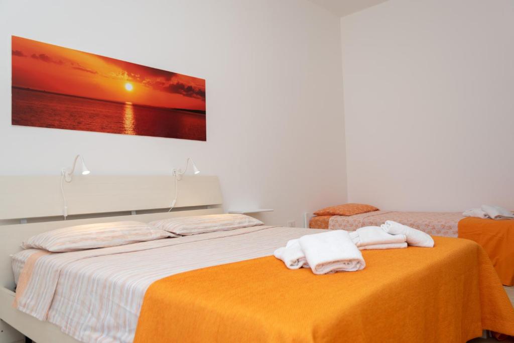 - une chambre avec 2 serviettes sur un lit dans l'établissement Villa Perilli - Luxury Stay con piscina privata, à Diso