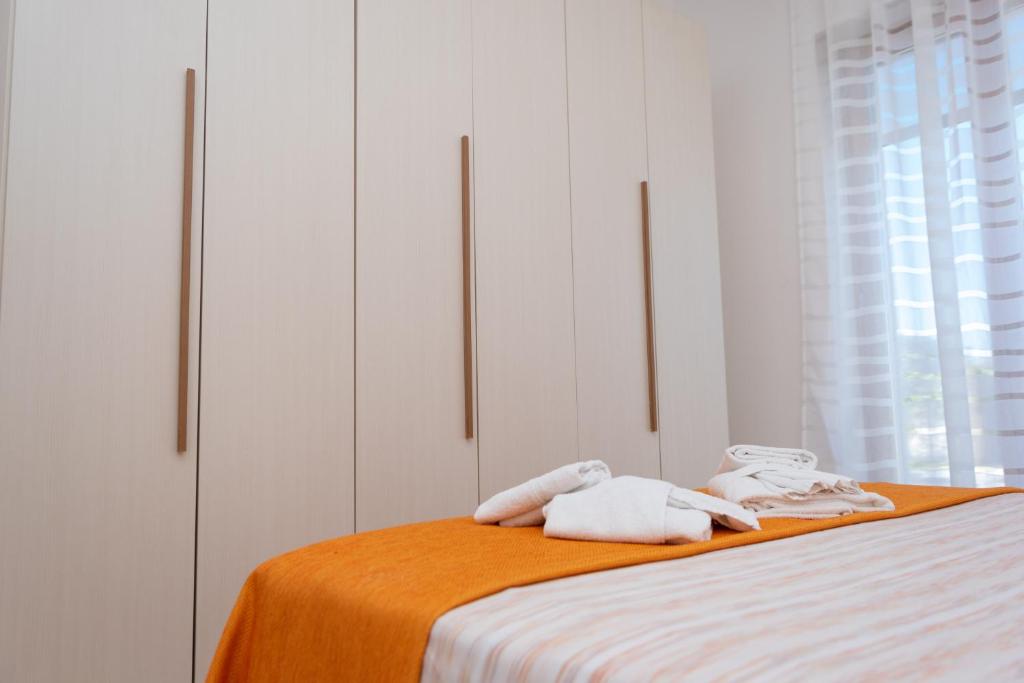 une chambre avec un lit avec des serviettes dessus dans l'établissement Villa Perilli - Luxury Stay con piscina privata, à Diso