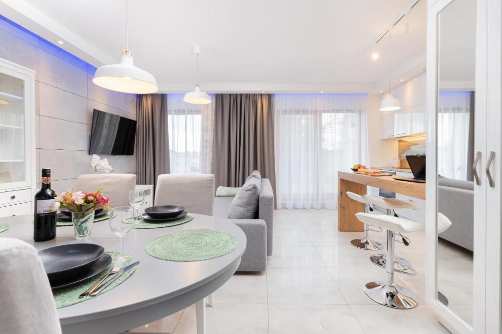 Batorego 7 Gdynia Premium Apartments with Parking by Noclegi Renters 4