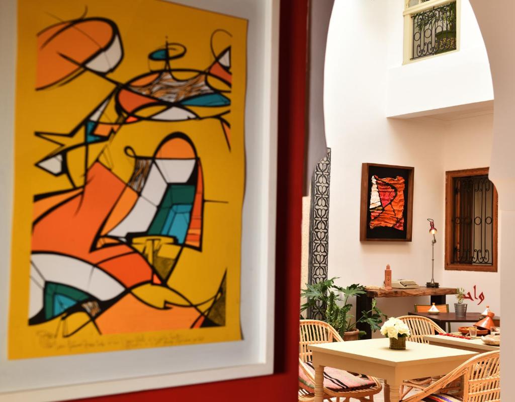 une porte avec un vitrail dans une pièce dans l'établissement Riad Lamzia, à Marrakech