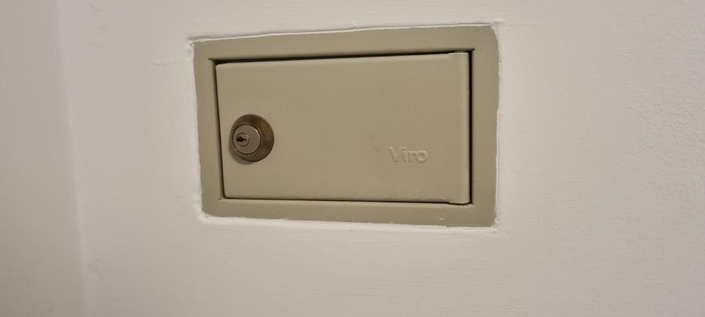 un interrupteur lumineux sur un mur dans une pièce dans l'établissement Hotel Mare Blu -- boutique, à Pineto