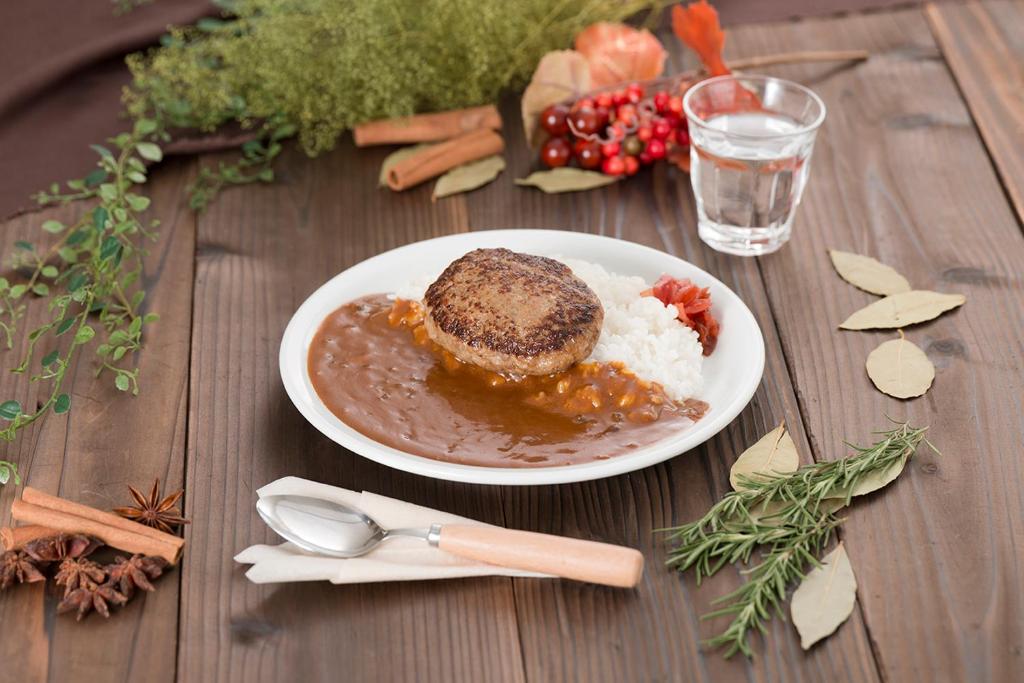 une assiette de nourriture sur une table avec du riz et des légumes dans l'établissement Utovilla HOTEL555 沼津店, à Numazu