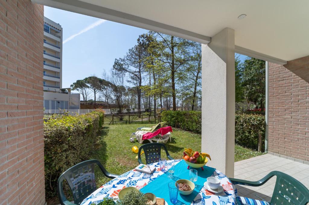 - une table avec des enfants assis sur une terrasse dans l'établissement Residenza Al Parco, à Bibione