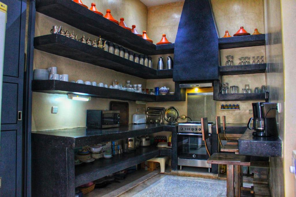une cuisine avec beaucoup d'étagères dans l'établissement Riad Heva, à Marrakech