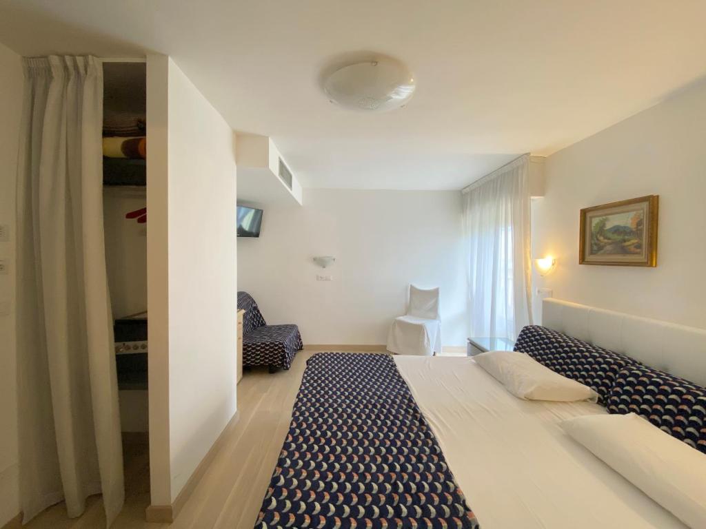 une chambre avec un grand lit dans une pièce dans l'établissement Hotel Cavallino Bianco, à Cavallino-Treporti