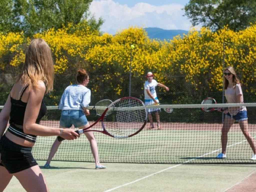 un groupe de personnes jouant au tennis sur un court de tennis dans l'établissement La Roque d'Anthéron - Mobile-home - 6 pers - 3 ch - Piscine, à La Roque-dʼAnthéron