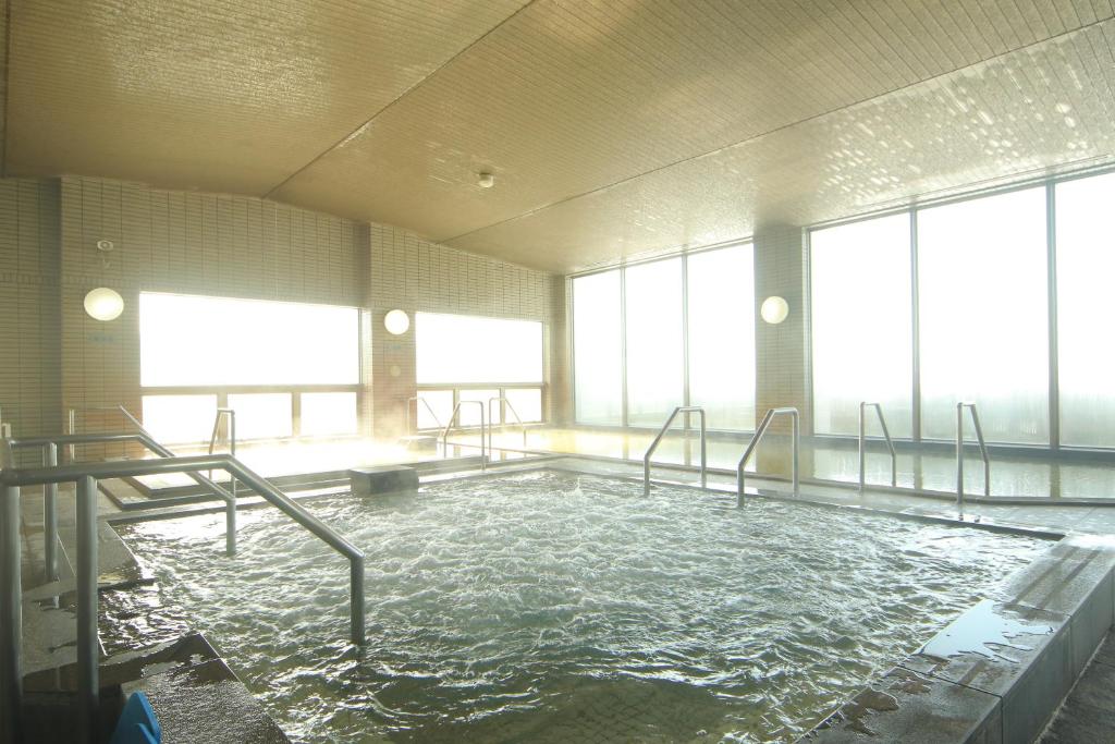 - une grande piscine d'eau dans une chambre avec fenêtres dans l'établissement Spa SHIOSAI, à Toyoura 14 autres photos
