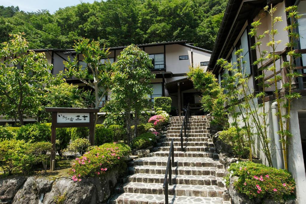 un escalier menant à un bâtiment dans l'établissement Irorino Yado Sankichi, à Izu
