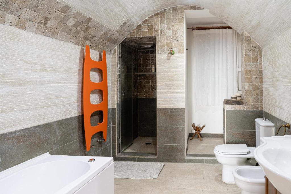 une salle de bain avec une douche, des toilettes et un lavabo dans l'établissement Villa immersa nel verde dell Etna, à Piedimonte Etneo