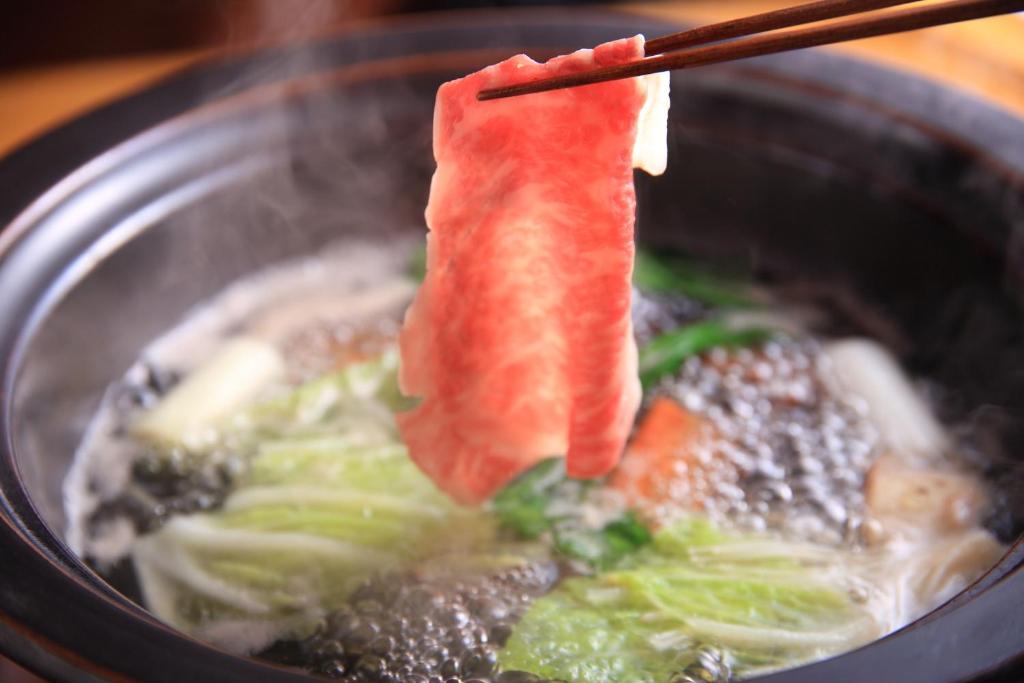 un bol de soupe avec un morceau de poisson dedans dans l'établissement Yufudake Ichibo no Yado Kirara, à Yufu 55 autres photos