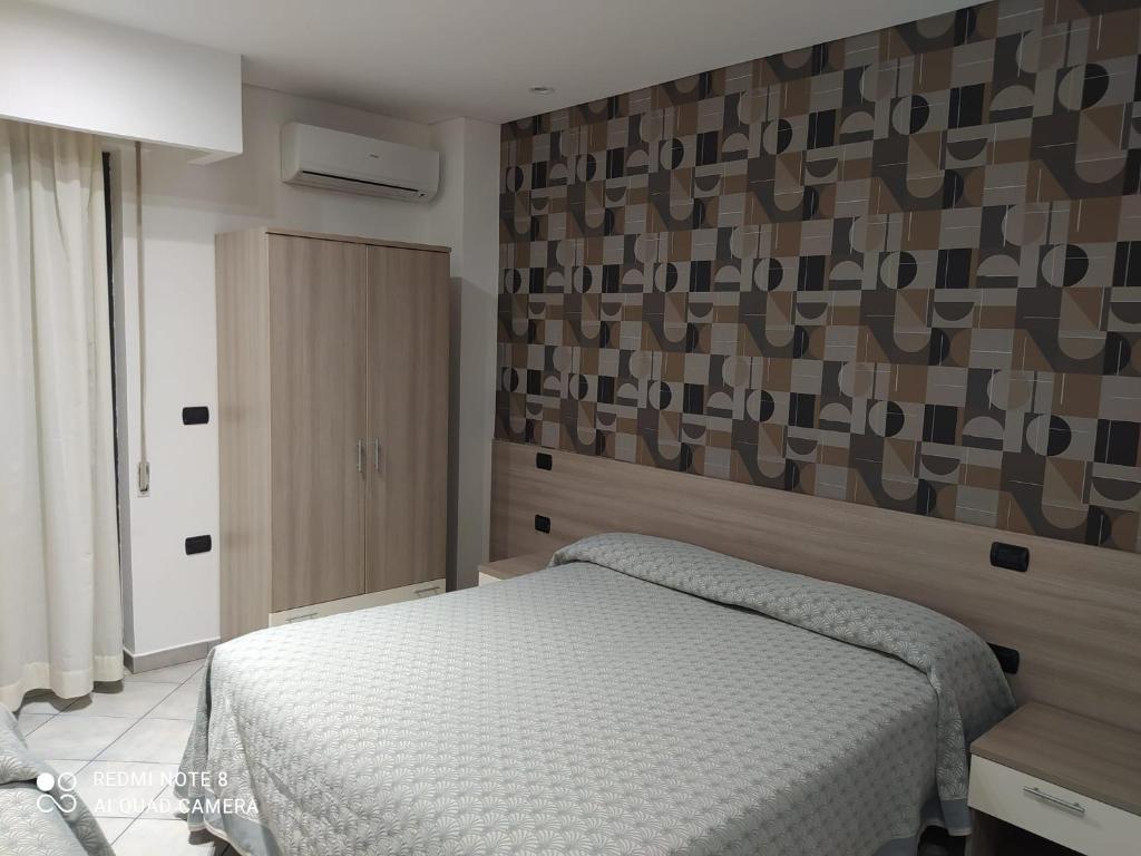 une chambre avec un lit et un mur dans l'établissement Hotel Poseidon, à Corigliano Calabro 54 autres photos