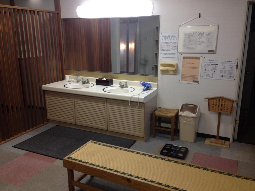 une salle de bain avec deux lavabos et un miroir dans l'établissement Hokkai Hotel, à Lac Tōya