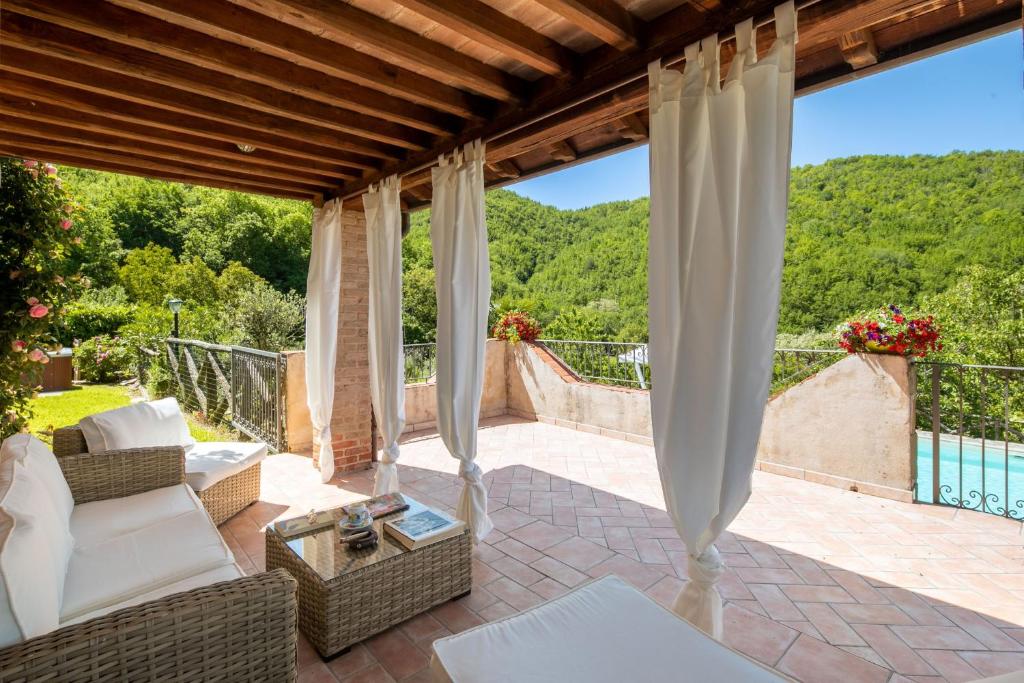 Photo de la galerie de l'établissement Country house with pool and outbuilding Fivizzano by VacaVilla, à Terenzano 23 autres photos