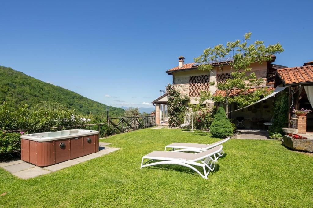 Photo de la galerie de l'établissement Country house with pool and outbuilding Fivizzano by VacaVilla, à Terenzano