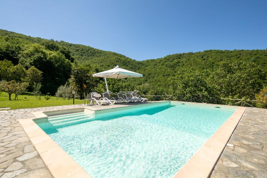 Photo de la galerie de l'établissement Country house with pool and outbuilding Fivizzano by VacaVilla, à Terenzano
