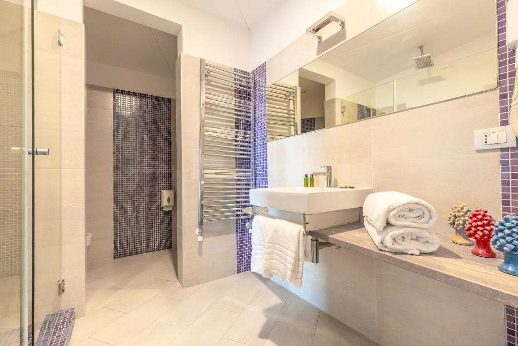 une salle de bain avec un lavabo et un miroir dans l'établissement Hotel Giosue' a mare Sorrento, à Meta 189 autres photos