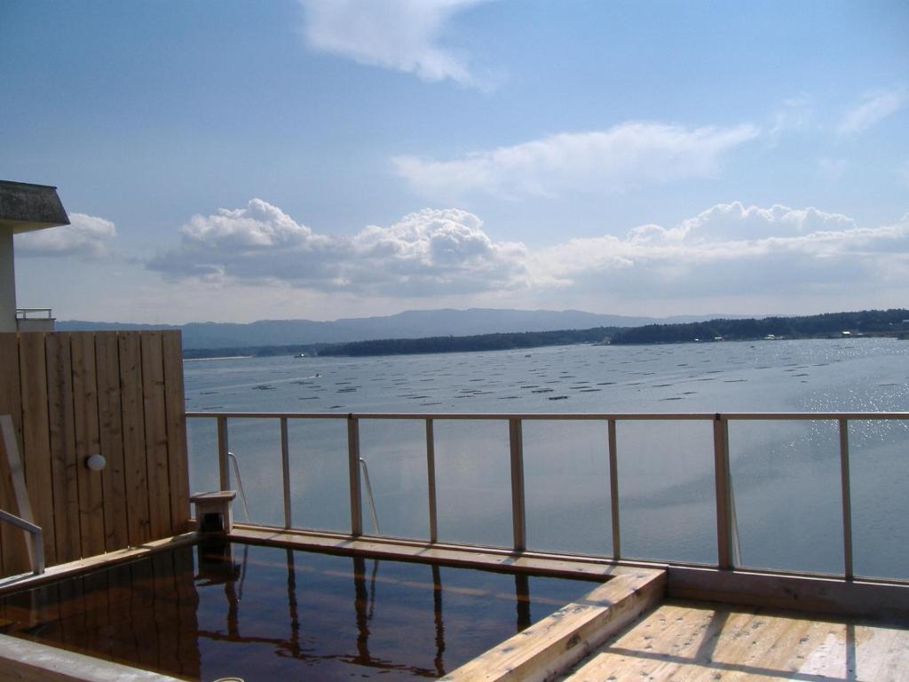 - une vue sur l'eau depuis un quai dans l'établissement Kohan No Yado Yoshidaya, à Sado