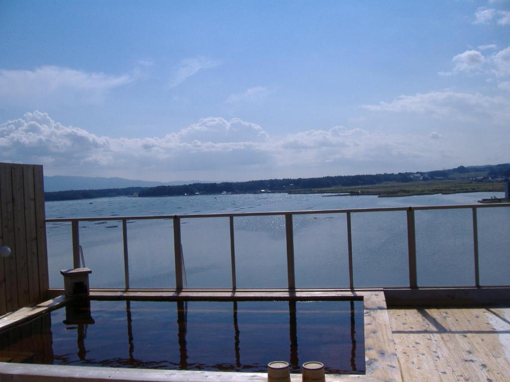 une vue sur une grande étendue d'eau dans l'établissement Kohan No Yado Yoshidaya, à Sado 8 autres photos
