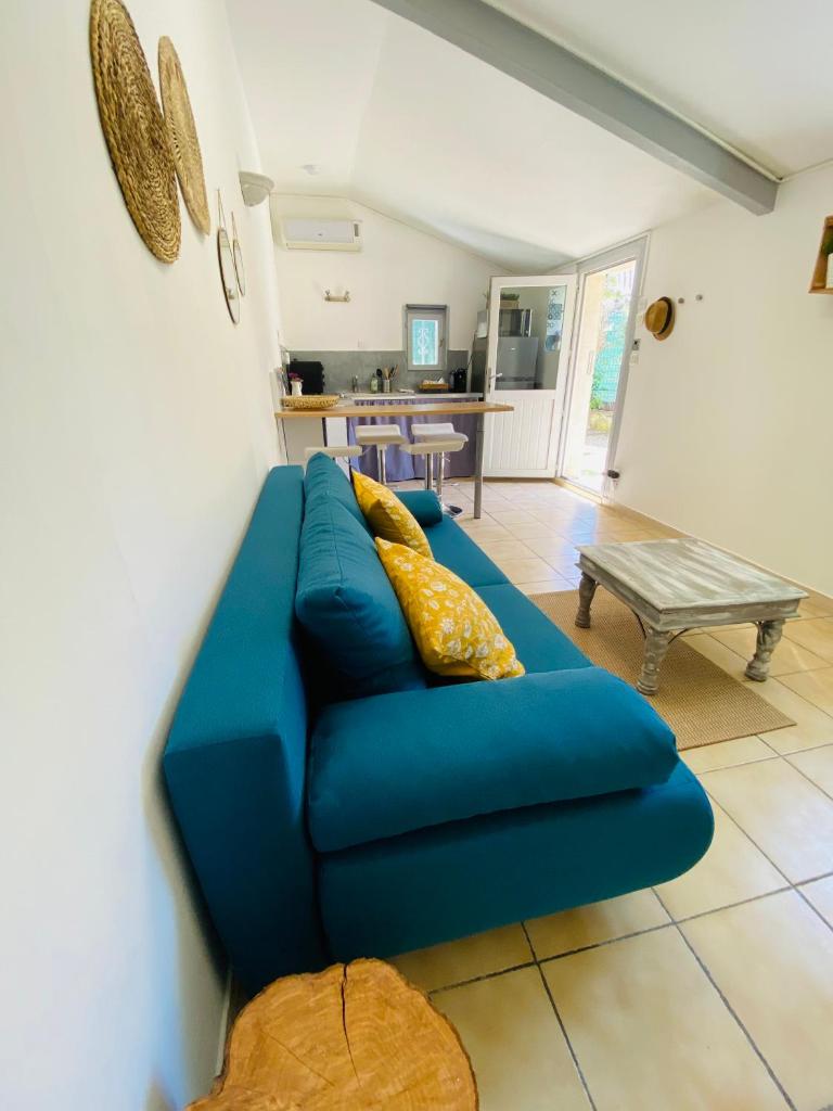 "A Deux Pas de la Montagnette", mazet provencal 4 personnes 4