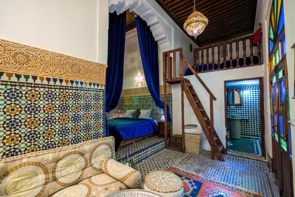 - une chambre avec un canapé et un escalier dans l'établissement Riad Le Moucharabieh, à Fès