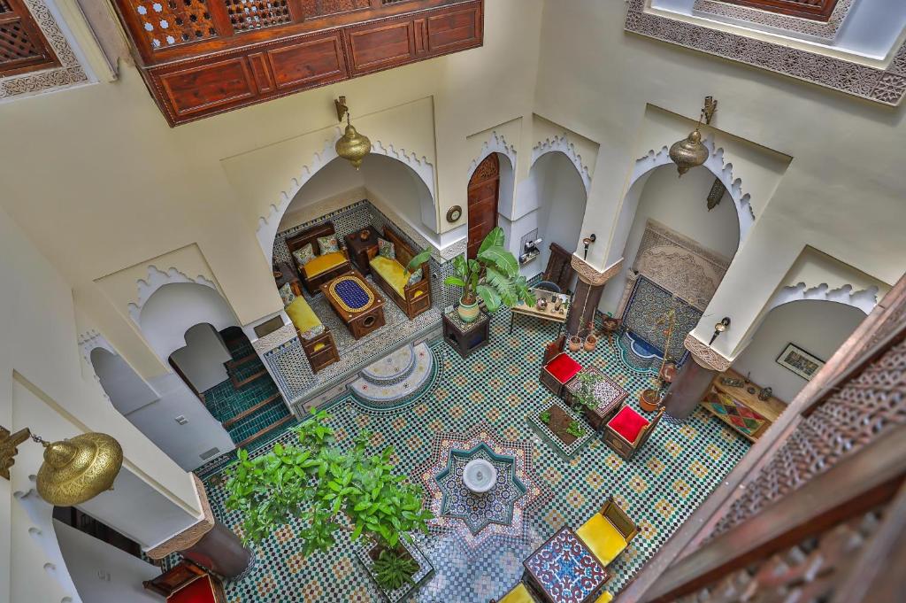 - une vue de tête sur un salon doté de carrelage dans l'établissement Riad Le Moucharabieh, à Fès