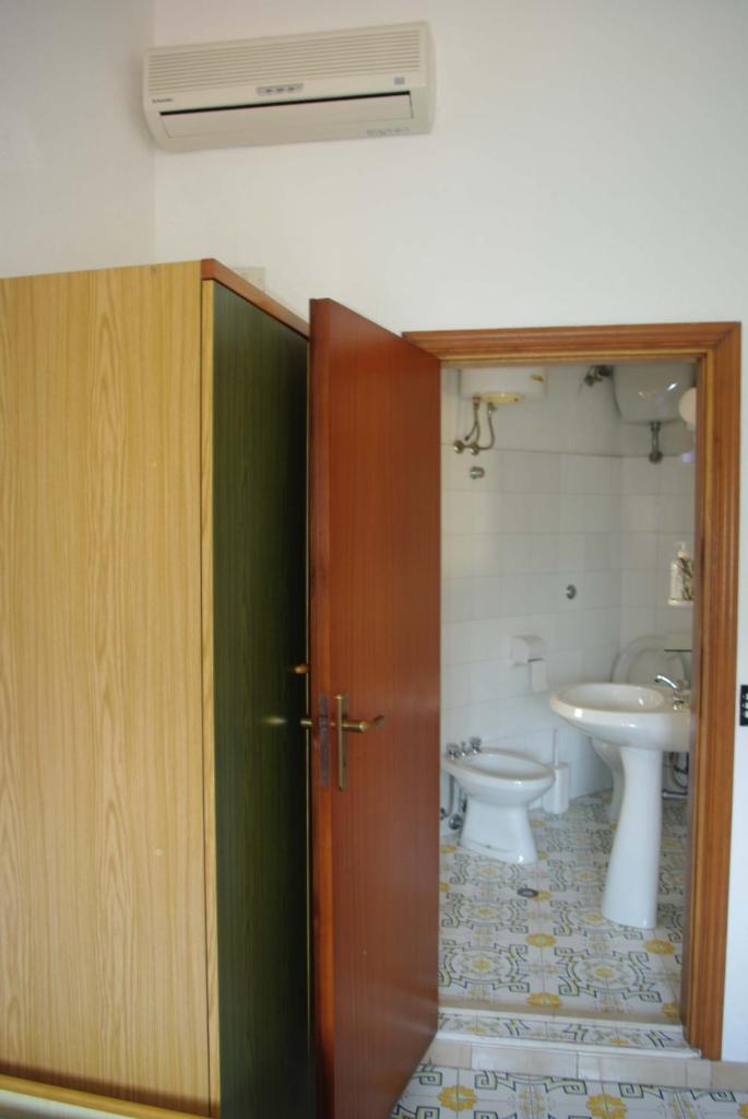 une salle de bain avec toilettes et lavabo dans l'établissement Le Due Lanterne, à Aieta