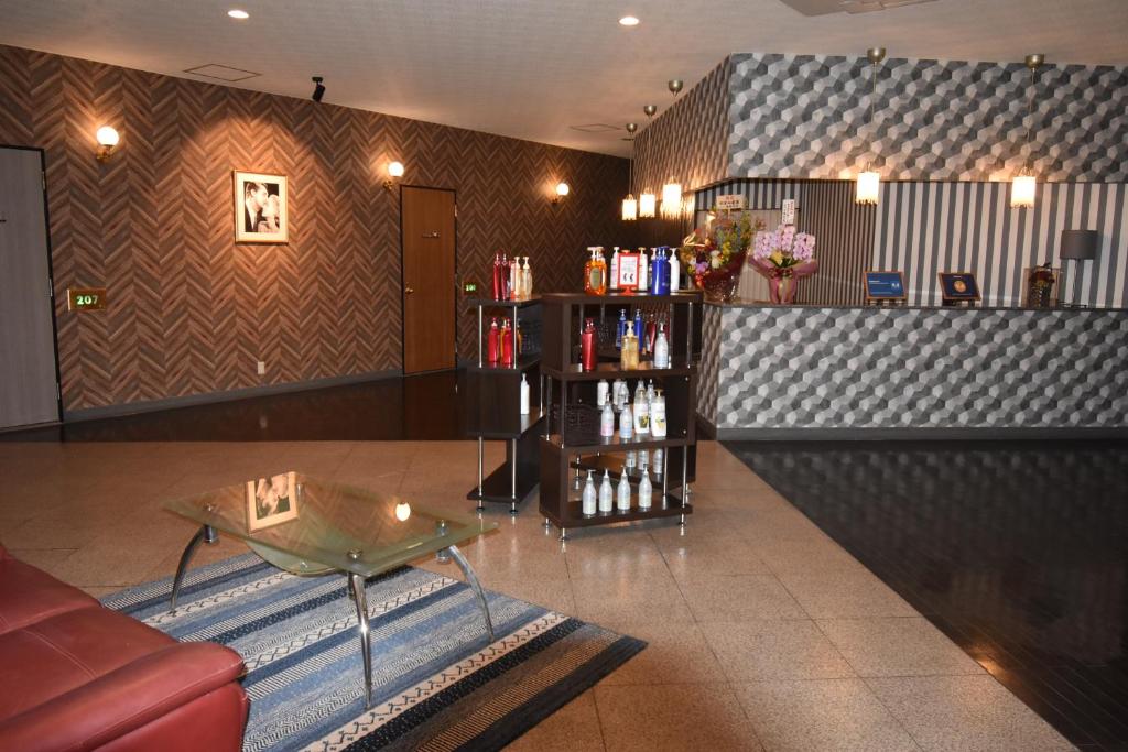 - un salon avec une table et une étagère dans l'établissement Hotel Pinon - Adult Only, à Kai