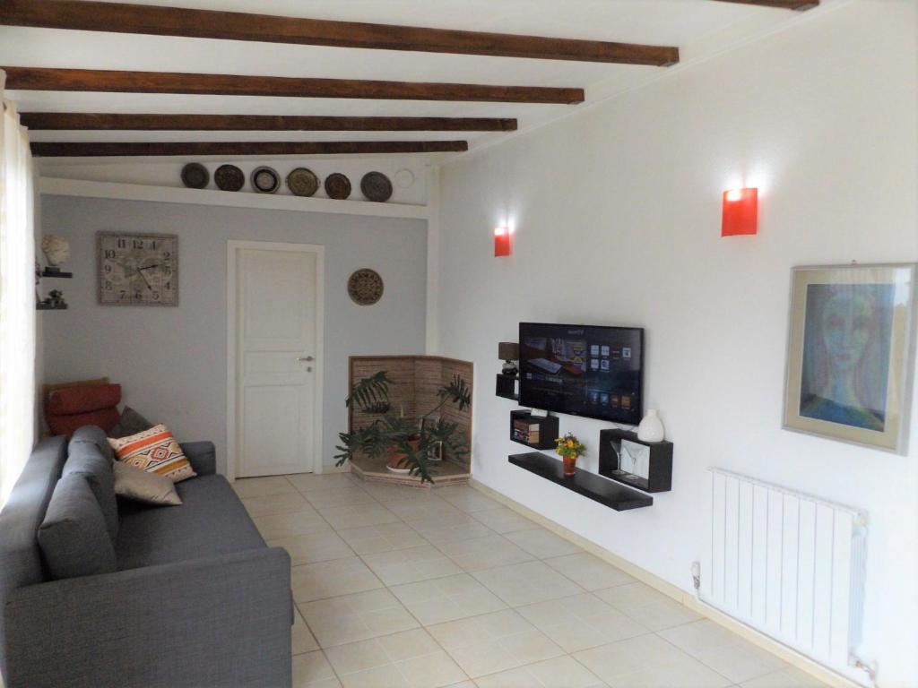 un salon avec un canapé et une télévision dans l'établissement VILLA FREEMAN, à Ostuni