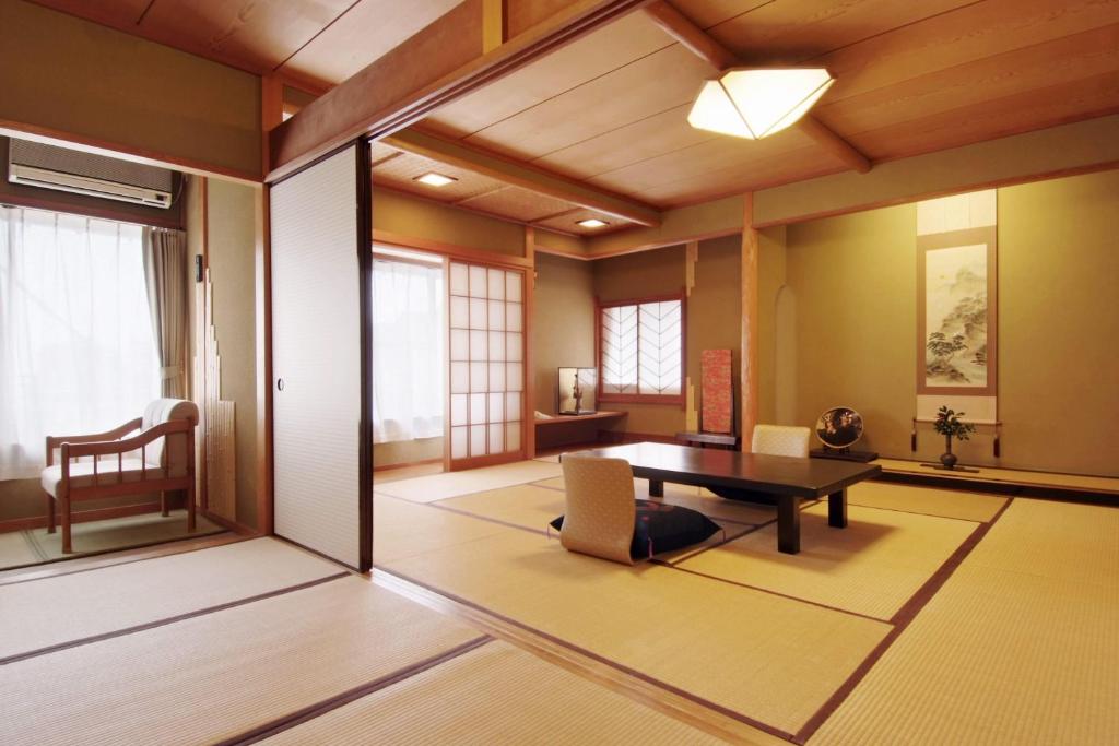 une salle à manger avec une table et des chaises dans l'établissement Yokikan, à Itō