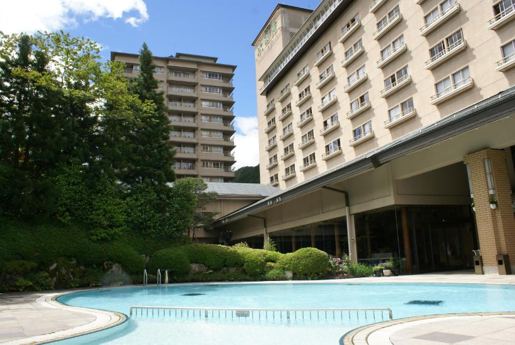 une piscine devant un immeuble dans l'établissement Suimeikan, à Gero