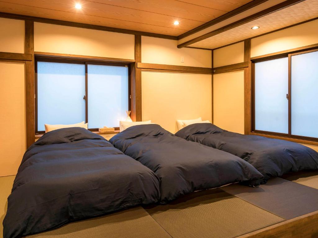 - deux grands lits dans une chambre avec fenêtres dans l'établissement Shirakaba, à Nozawa Onsen 37 autres photos