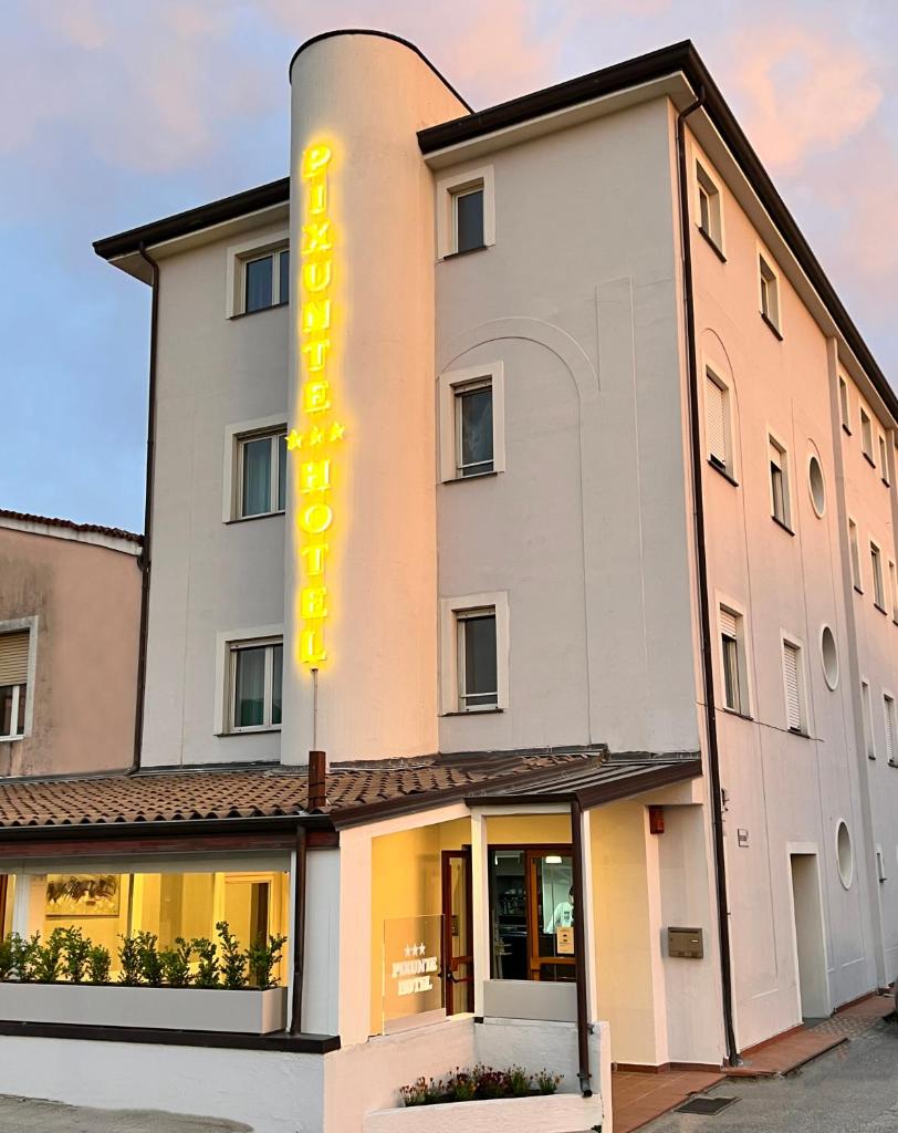 un hôtel avec une enseigne sur le devant dans l'établissement Hotel Pixunte, à Policastro Bussentino