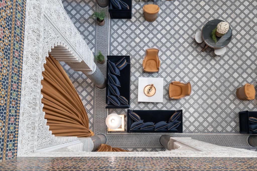 une vue de tête sur une table et des chaises avec une horloge dans l'établissement Riad Fes - Relais & Châteaux, à Fès