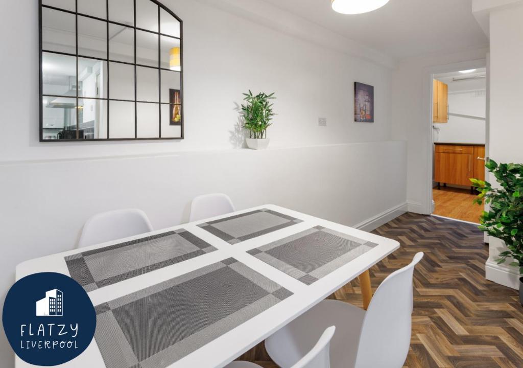 FLATZY - Modern Apartment Close to Football Stadiums Image
