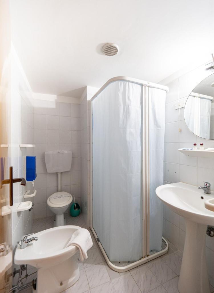 une salle de bain avec une douche, des toilettes et un lavabo dans l'établissement Hotel Blurelda, à Silvi Marina 122 autres photos