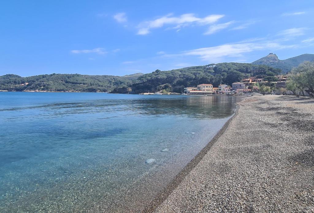 - une vue sur une plage avec des montagnes en arrière-plan dans l'établissement Hotel Mare, à Portoferraio 46 autres photos