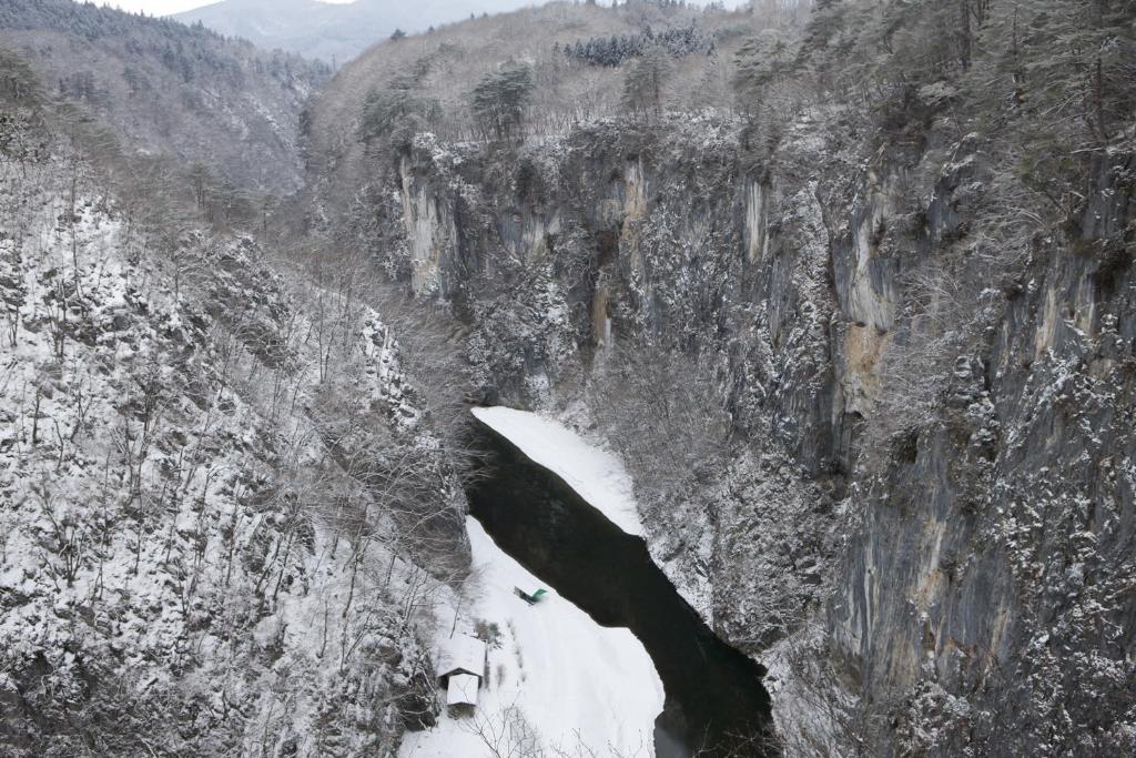 Une montagne avec de la neige sur son côté dans l'établissement Kajiyabekkan Ramakkoro Yamaneko Yado, à Ichinoseki