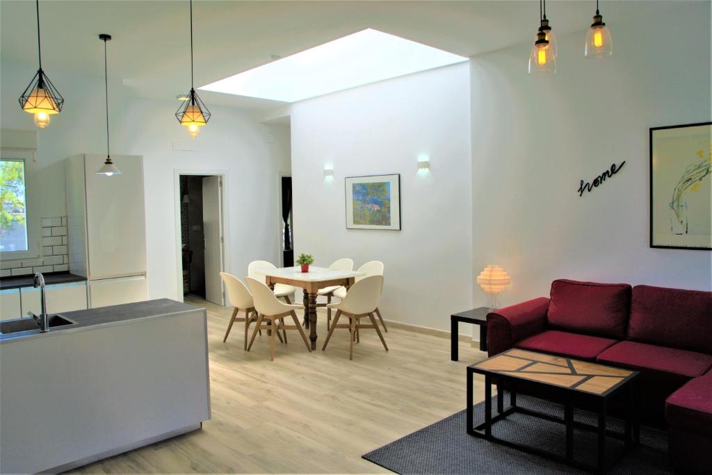 Chalet blanco con piscina privada 5