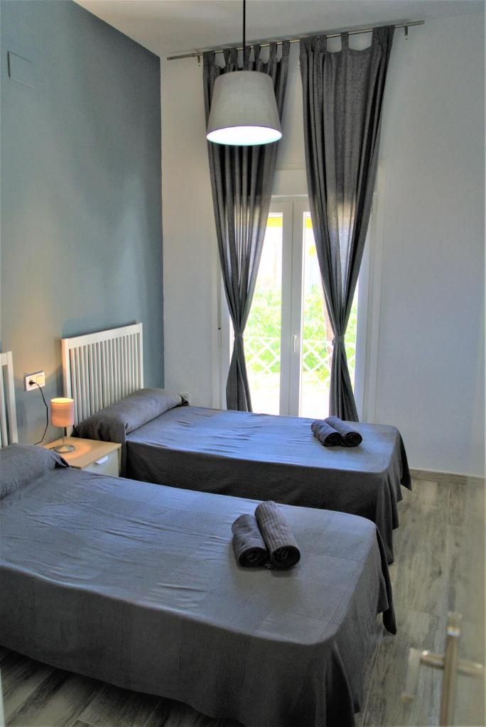 Chalet blanco con piscina privada 8