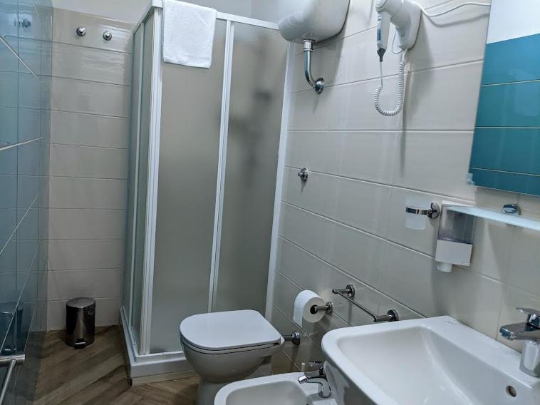 une salle de bain avec une douche, des toilettes et un lavabo dans l'établissement Il Giglio Marino Cilento Residence by ElodeaGroup, à Ascea