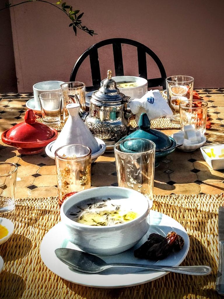 - une table avec un bol de nourriture dans l'établissement Riad Dar Mamouni, à Marrakech 37 autres photos