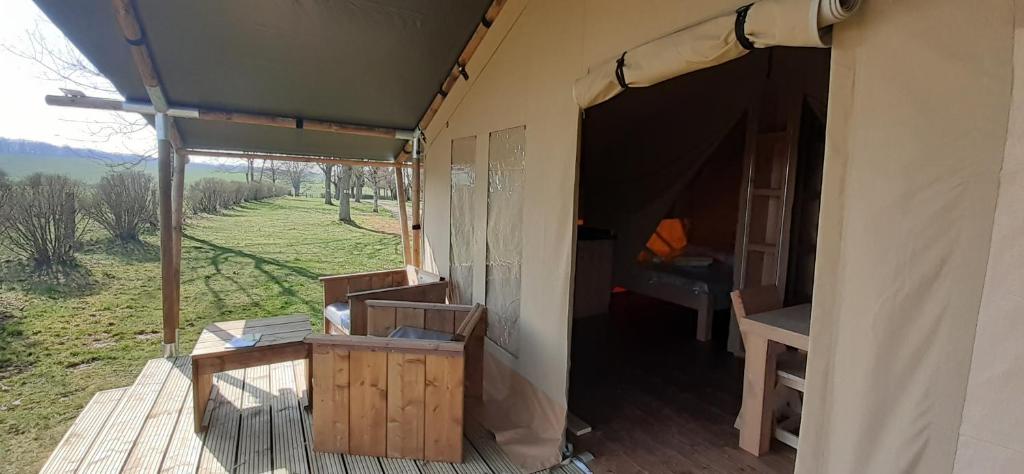 Photo de la galerie de l'établissement Tente Familiale au Camping Hautoreille, à Bannes