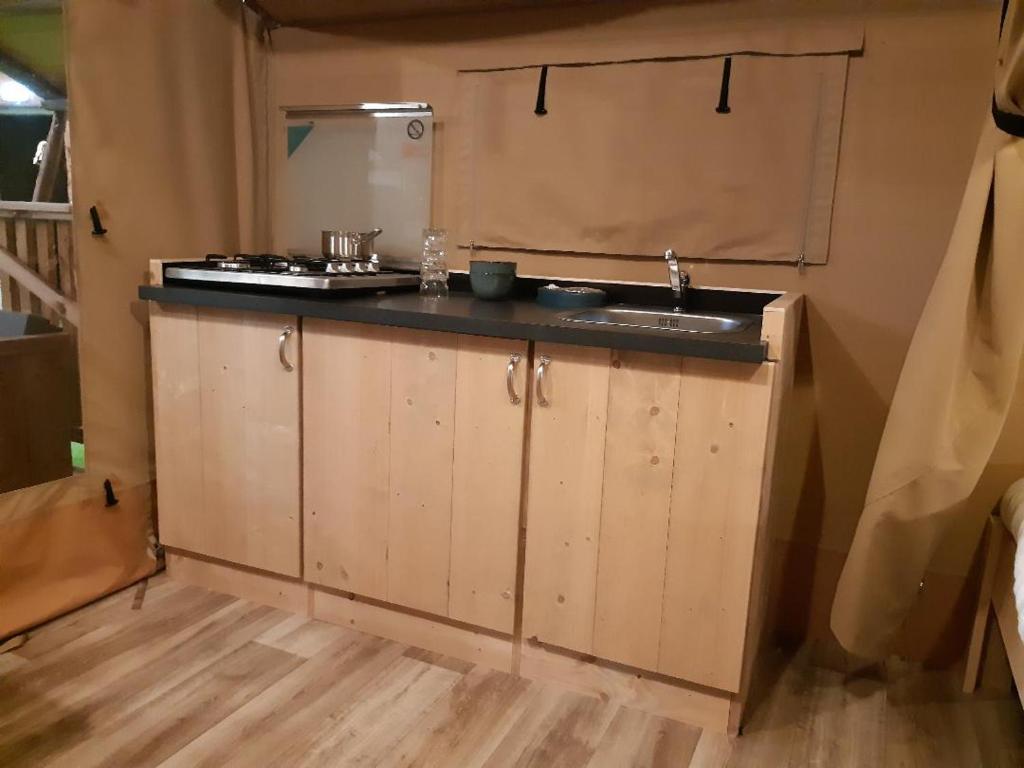 une cuisine avec un évier et un plan de travail dans l'établissement Tente Familiale au Camping Hautoreille, à Bannes