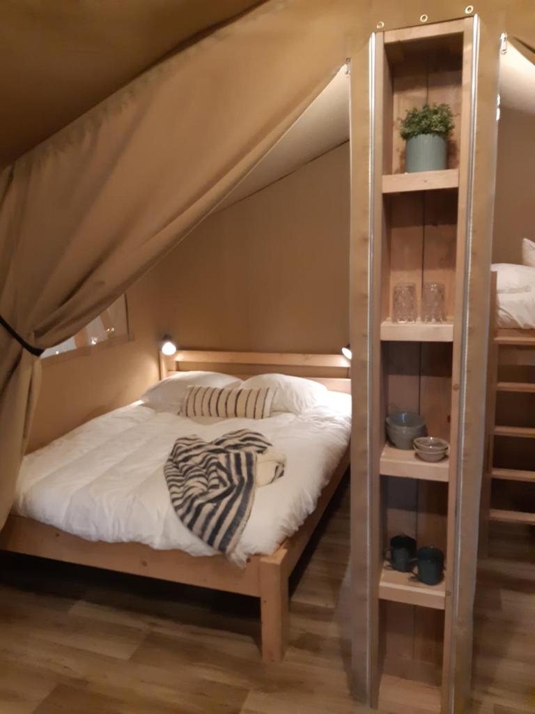 une chambre avec un lit superposé avec une échelle dans l'établissement Tente Familiale au Camping Hautoreille, à Bannes