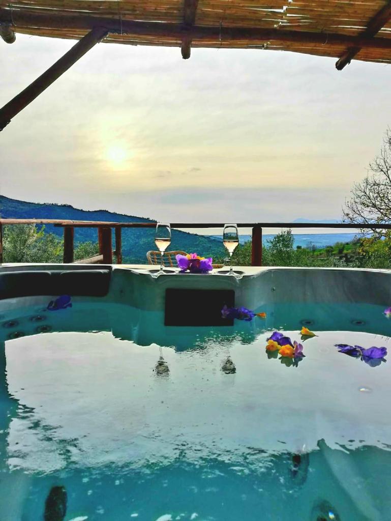 - une piscine avec une table et deux verres de vin dans l'établissement Casa Paloma Private Villa, à Cicerale